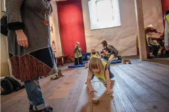  ?? Bilder: ERIKA ARNADOTTIR ?? ROLIG INVIGNING. Barn från Letebo förskola hade letat sig till museet för öppningen av Borgen. Lova Scheller testade medeltida lekar.