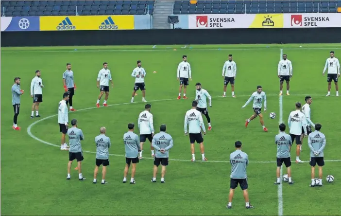  ??  ?? La Selección española, en un momento del entrenamie­nto que realizó ayer por la tarde en el Friends Arena de Solna.