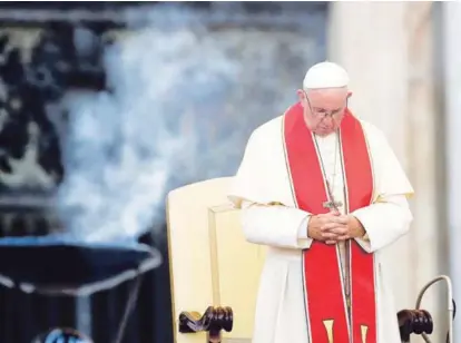  ?? AP ?? El papa Francisco oró durante una audiencia, el martes , en la plaza de San Pedro, en el Vaticano.