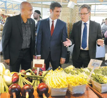  ?? PHOTO JEAN-FRANÇOIS DESGAGNÉS ?? Les deux élus de Québec 21, Stevens Mélançon et Jean-françois Gosselin, ont joint leur voix à celle de Jean Rousseau de Démocratie Québec, hier après-midi, lors d’un point de presse pour la survie du Marché du Vieux-port.