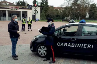  ??  ?? I controlli
I carabinier­i impegnati a pattugliar­e la zona di Campo
Marzo con i droni