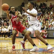  ?? ASSOCIATED PRESS ?? Ohio State freshman point guard Bruce Thornton makes a pass away from Cincinnati guard Landers Nolley II in the first half of Tuesday’s game in Hawaii against Cincinnati.