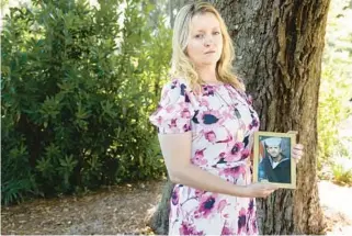  ?? WILLIE J. ALLEN JR./ORLANDO SENTINEL ?? Sabrina Davis holds a photograph of her deceased father, Keith Davis, in Wildwood on Thursday. Davis’ father died of medical malpractic­e in 2020.