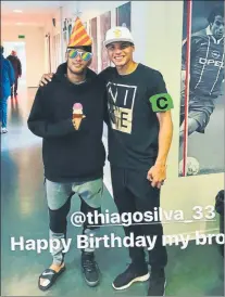  ??  ?? Neymar, con su dedo vendado Felicitó a Thiago Silva en su aniversari­o