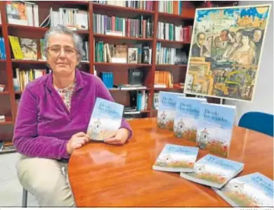  ?? DIARIO DE ALMERIA ?? Maria Isabel Oliver Reche junto a varios ejempalres del libro que ha escrito y ha sido editado por el IEA.