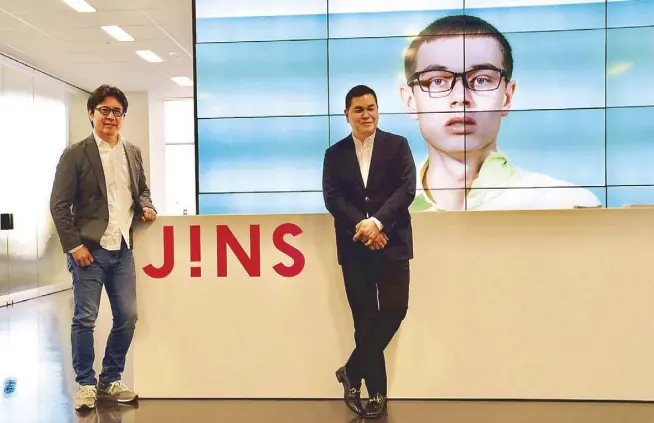  ??  ?? Jins founder Hitoshi Tanaka, in blue jeans and sneakers, welcomes Bench founder Ben Chan at the Jins o ce building in Tokyo.