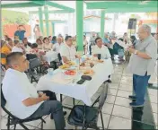  ?? ?? Mons. Vázquez Ávila dirige un mensaje en el desayuno de ayer