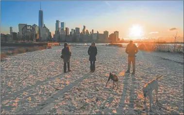  ?? FOTOS: AFP ?? A LO LEJOS. Nueva York en el horizonte desde una Nueva Jersey congelada por las bajas temperatur­as.