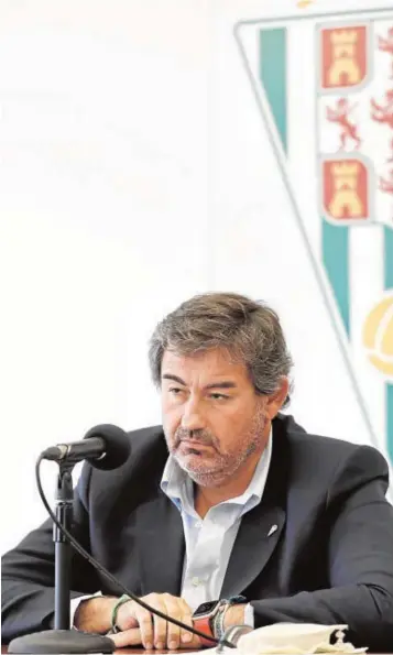 ??  ?? El consejero delegado del Córdoba, Javier González Calvo, ayer, en la rueda de pren