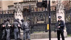  ??  ?? عناصر من الشرطة البريطانية تشدد حماية محيط البرلمان (أ ف ب)