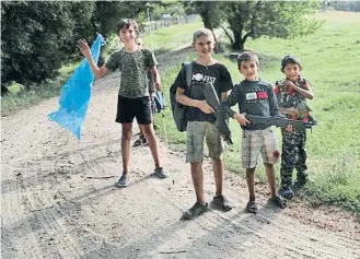  ?? IVAN ALVARADO x Reuters ?? Unos niños ucranianos jugaban ayer tarde a la guerra cerca de Járkiv