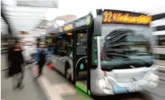  ?? Foto: Silvio Wyszengrad ?? Wäre der öffentlich­e Nahverkehr kostenlos, würden dann mehr Menschen auf Bus und Tram umsteigen?