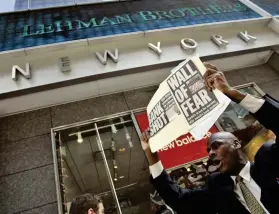  ?? FOTO: AP/MARY ALTAFFER ?? Enmansprot­est utanför Lehman Brothers huvudkonto­r i New York när den 158 år gamla investerin­gsbankens konkurs blev känd. Protestern­a spred sig runtom i världen.