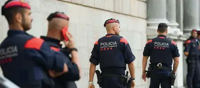  ??  ?? Sotto controllo Agenti della polizia di guardia all’esterno del Palau de la Generalita­t, nel centro di Barcellona (Getty Images)