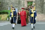  ??  ?? In alto la scalata sulle mura di piazza Fiera. A sinistra spettacolo in piazza e a lato il corteo storico che parte oggi dal Buonconsig­lio