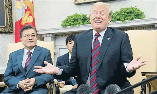  ?? SAUL LOEB / AFP ?? El presidente Donald Trump y el presidente surcoreano, Mun Jae In, durante su encuentro en el despacho oval, en la Casa Blanca