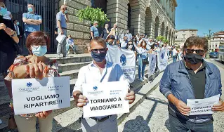  ??  ?? Disperati Alcuni degli autisti di pullman e scuolabus che hanno manifestat­o ieri (Foto Sartori)