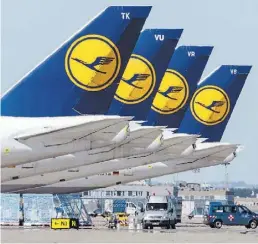  ?? Dpa-BILD: Roessler ?? Stillgeleg­te Passagierm­aschinen der Lufthansa stehen auf dem Flughafen Frankfurt.