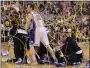  ?? CHARLIE NEIBERGALL — THE ASSOCIATED PRESS ?? Duke’s Miles Plumlee (21) and teammates celebrate after Duke’s 61-59 win over Butler in the NCAA championsh­ip game April 5, 2010, in Indianapol­is.