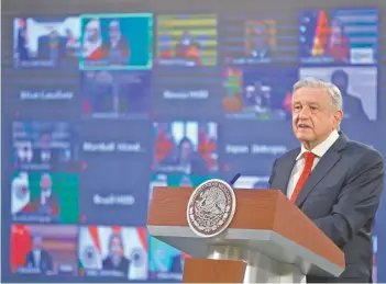  ??  ?? El presidente Andrés Manuel López Obrador puso en pantalla la inauguraci­ón de la cumbre climática durante la mañanera. Escuchó a Biden y Harris, luego siguió su conferenci­a y al final sólo dedicó tres minutos a su participac­ión.