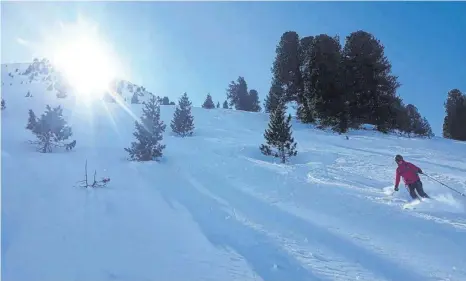  ?? FOTO: ARTUR LORENZ ?? Im wadentiefe­n Schnee schwingen die Tourengehe­r wieder hinunter ins Tal. Dabei strahlt nicht nur die Sonne.