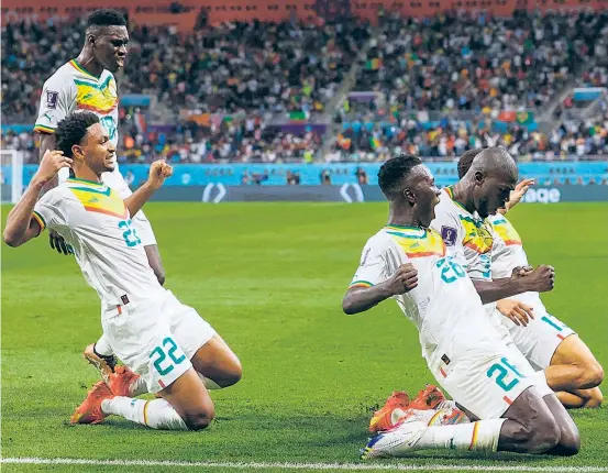  ?? ?? Das 2:1 durch Kapitän Kalidou Koulibaly (rechts) brachte Afrikas Meister Senegal ins Achtelfina­le, entspreche­nd groß war der Jubel.