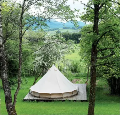  ??  ?? Ci-contre, la tente circulaire « Tuf », charmant compromis entre hôtel et camping.