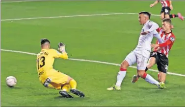  ??  ?? Sánchez marca el gol de la victoria del Mallorca en Las Gaunas ante Iago López y Santamaría.