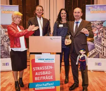  ?? Foto: Klaus Rainer Krieger ?? Hubert Aiwanger, Fraktionsc­hef der Freien Wähler im Landtag (rechts), kam zum Jahresempf­ang der Augsburger Freien Wähler. Begrüßt wurde er von den Stadträten Regina Stuber Schneider und Volker Schafitel sowie von Augsburgs Freie Wähler Vorsit zender...