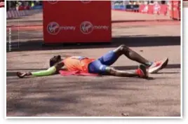  ?? FOTO PHOTO NEWS ?? Mo Farah, weer de hartendief van de natie na zijn topmaratho­n in Londen, waarin hij wel totaal uitgeput de finish bereikte.