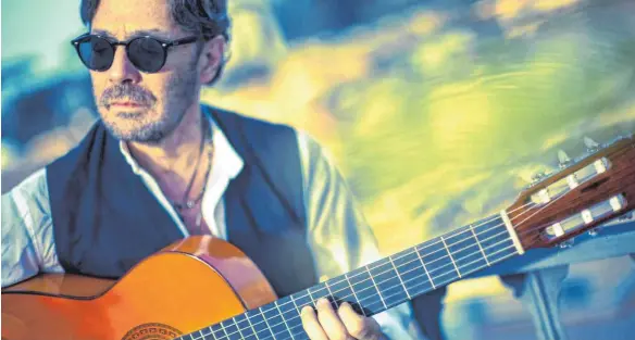  ?? FOTO: KÜNSTLER ?? In ungewohnte­r Besetzung spielt die Gitarren-Legende Al Di Meola im Weingartne­r Kulturzent­rum „Linse“.