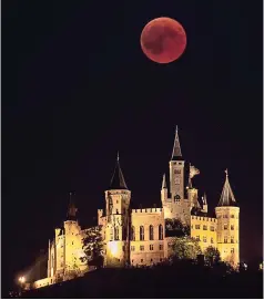  ??  ?? El satélitE tras un castillo, en Hechingen, Alemania