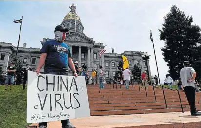  ??  ?? Demonstran­ten in den USA machen Chinas politische­s System für Corona verantwort­lich