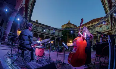  ??  ?? Atmosfera Il Chiostro del Conservato­rio durante la scorsa edizione. Sotto, la cantante Alessia Marcandall­i, sul palco stasera