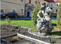  ?? Foto: Wolfgang Widemann ?? Der Neptunbrun­nen steht auf dem Münsterpla­tz in Kaisheim. Nun hat er wenigstens eine Wanne mit Wasser vor sich.