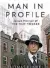  ?? FOTO: RANDOM HOUSE ?? Das Cover der Mitchell-Biografie „Man in Profile“von Thomas Kunkel (2015).