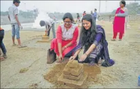  ?? DEEPAK GUPTA/HT PHOTOS ?? Women prepare for the Chhath Puja at Lakshman Mela ground on Sunday. (Below) A cultural programme organised at the venue.