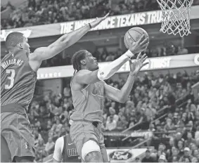  ?? JEROME MIRON/USA TODAY SPORTS ?? Oklahoma City forward Jalen Williams drives to the basket past Dallas forward Grant Williams on Saturday in Dallas.