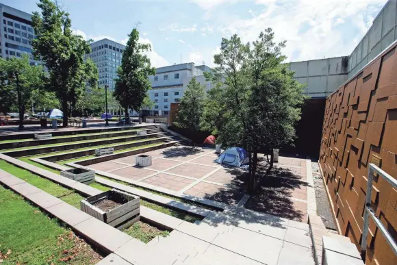  ?? PHOTOS BY MAX GERSH/THE COMMERCIAL APPEAL ?? The site of the future Loews developmen­t in downtown Memphis.