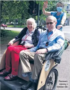  ?? ?? Pensioners enjoying a rickshaw ride