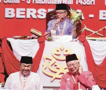  ??  ?? DATUK Seri Najib Razak dan Naib Presiden yang menjalanka­n tugas Timbalan Presiden UMNO, Datuk Seri Dr Ahmad Zahid Hamidi (kiri) ketawa ketika Badruddin menceritak­an perihal jagung pada Perhimpuna­n Agung UMNO, semalam.