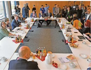  ?? FOTO: MARTIN SCHUTT/DPA ?? Die Verhandlun­gsdelegati­onen von Linken, SPD, Grünen und CDU in Erfurt. Die Gespräche im Thüringer Landtag führten am Freitagabe­nd zu einem Kompromiss, der die Regierungs­krise beenden soll.