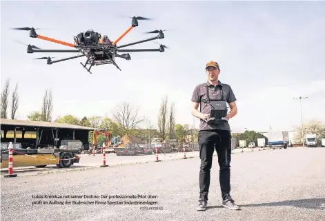  ?? FOTO: PETER ILG ?? Lukas Kremkau mit seiner Drohne: Der profession­elle Pilot überprüft im Auftrag der Büdericher Firma Spectair Industriea­nlagen.