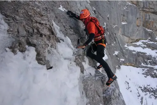  ??  ?? Novembre 2015, Ueli établit un nouveau record de la face nord de l’Eiger en 2h22 et 50 secondes.