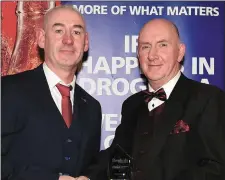  ??  ?? Tommy O’Boyle accepts Michael Leddy’s award from Pat Gough of the Drogheda Independen­t.