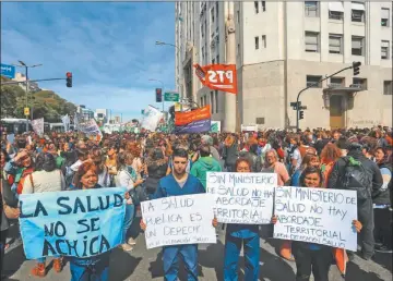  ??  ?? El martes hubo un abrazo al Ministerio en defensa de la salud pública. PROTESTA.   