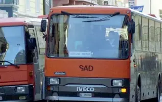  ??  ?? Trattativa Alcuni mezzi della Sad durante il servizio di trasporto pubblico locale