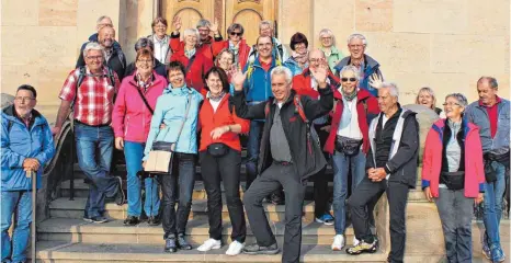  ?? FOTO: WEBER ?? Die Wandergrup­pe vor der Frauenkirc­he in Dresden.