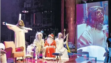  ?? Foto: Thomas Aurin ?? Achtung Satire! Jesus hat in Nicolas Stemanns Inszenieru­ng von Jelineks „Wut“zur Party geladen. Unter anderem sind das fliegende Spaghettim­onster, der Weihnachts­mann und Zeus gekommen. Das Kreuz dient als Selfiestic­k.