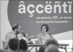  ??  ?? Luca Scarlini dhe Persida Asllani, duke folur për letërsinë shqipe, në Festivalet­teratura në Mantova